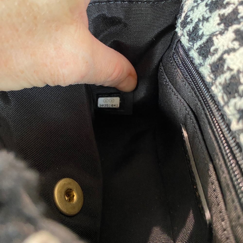 ‼️SOLD‼️Chanel River Tweed Crossbody Houndstooth - Picture 14 of 15